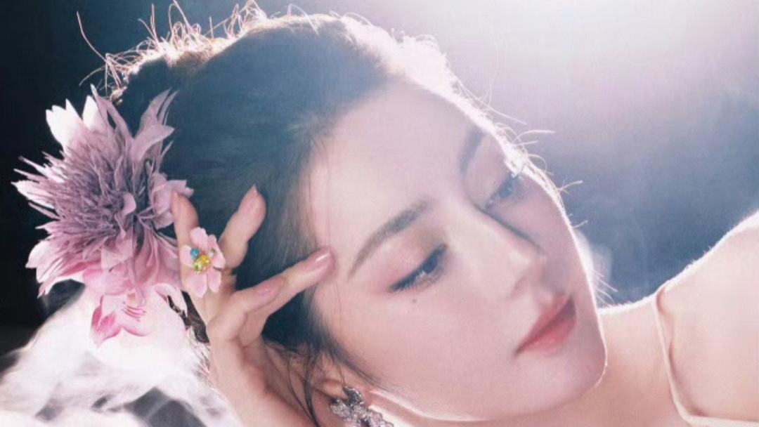 迪丽热巴直播穿花裙被喊小花仙，网友说梦回GQ那套花仙子