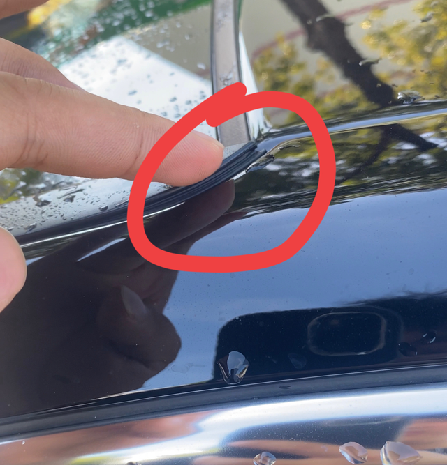 前挡旁边的密封条翘边了正常吗
两边都翘起来了，新车才几百公里