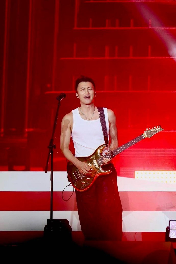 谢霆锋一谈起音乐和美食，眼里的光藏都藏不住，话少的i人从不会敷衍热爱，聊到输出创