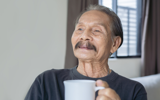 80 岁老人被连夜赶出租屋，流浪街头悔断肠！年轻时拒绝买房的代价太惨烈…