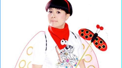 金龟子外孙2岁生日：王宁“职业病”抢镜，195cm女婿全家像巨人？