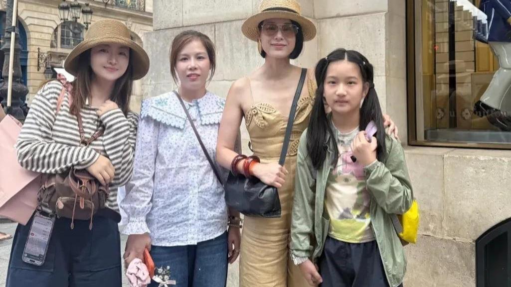 47岁胡杏儿巴黎被偶遇，真人状态竟比镜头里还惊艳？这差距不止一点点！
