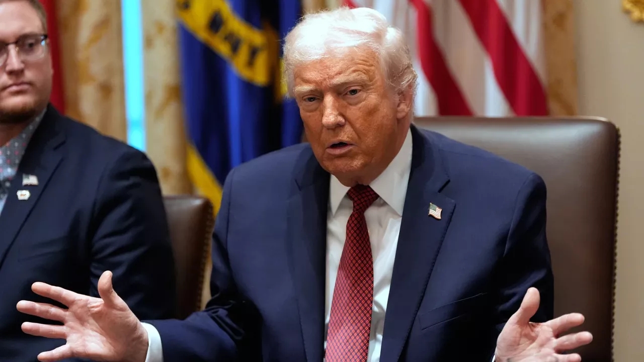 中方接到求助，美军春节前恐出手，哈梅内伊躲入地堡，后果很严重