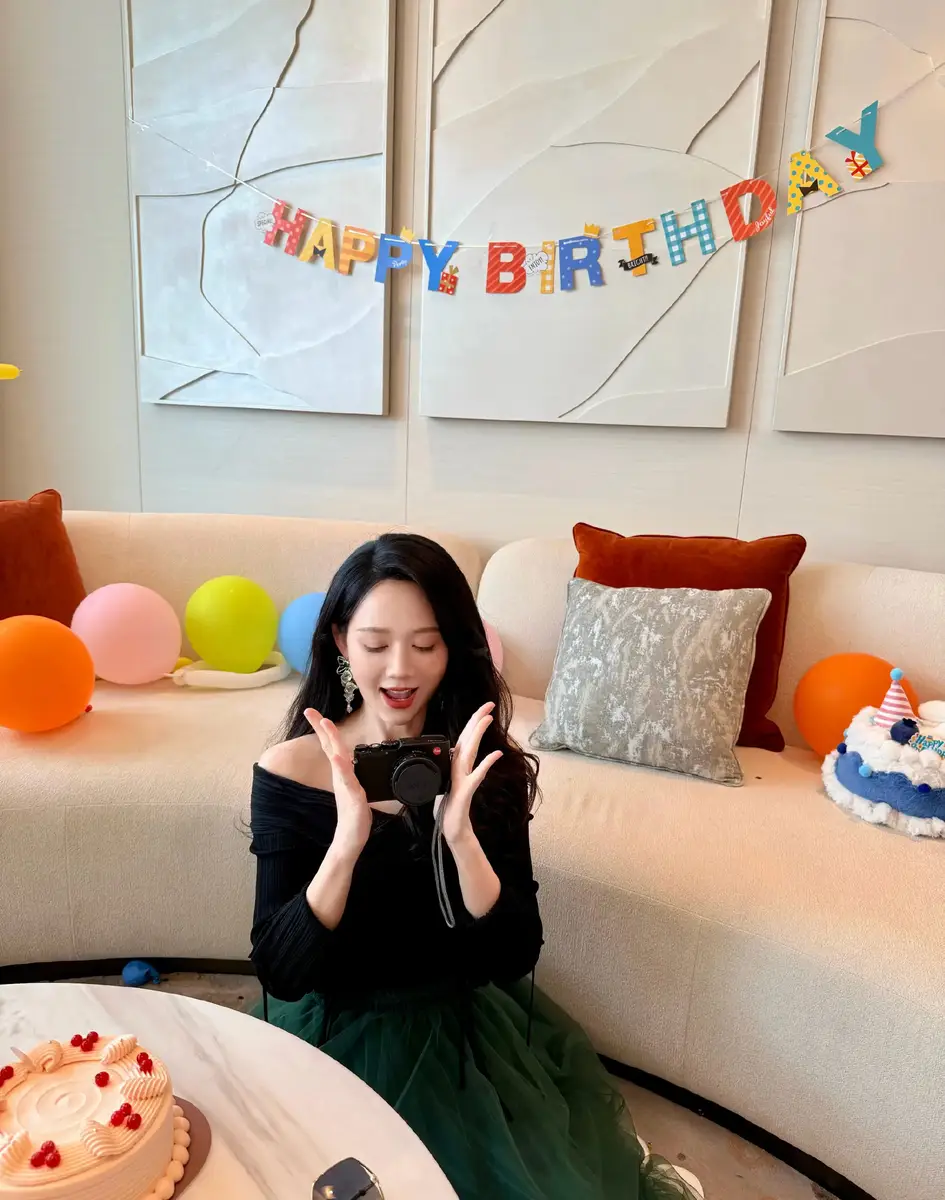 陈乔恩迎生日晒随拍状态绝佳 花束环绕温柔明媚