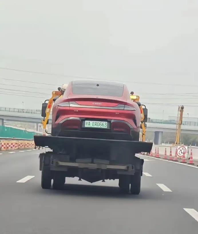 从北京到上海，一路直播，春风得意，1300公里中间只充一次电。

从上海到北京，