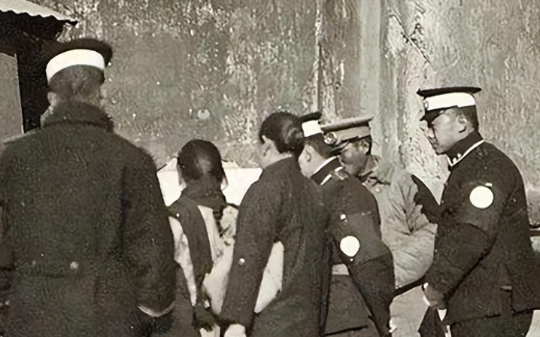 民国时期北平城每月挣七块银元的巡警，日常伙食都能吃到些什么？据史料记载，还不如车夫和挑粪工…