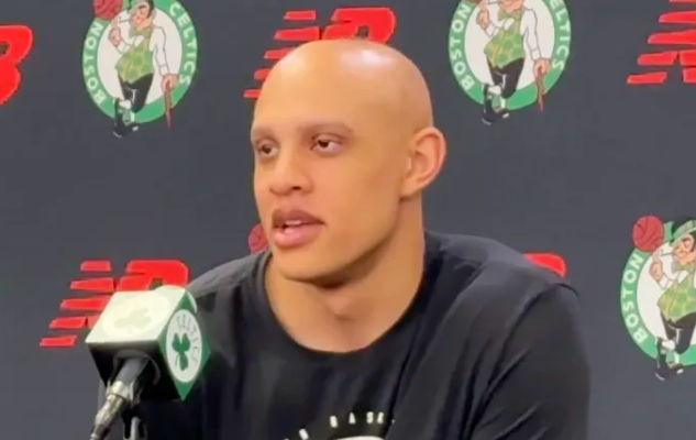 在NBA季后赛球队赛前采访中，凯尔特人主教练乔-马祖拉谈到了赛季初与球员乔丹-沃