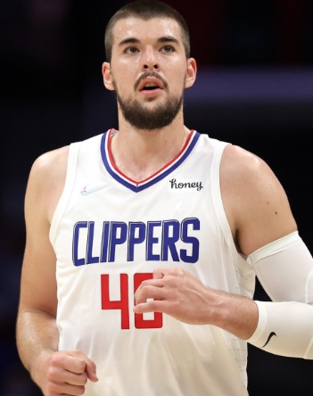 祖巴茨为什么不像其他和登卡合作的中锋那样好使
我认为关键是祖巴茨给自己的定位出了