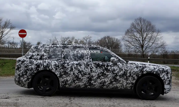 劳斯莱斯全新纯电SUV谍照发动机盖开启方式很特别库里南附体
外观方面，飞天女神立