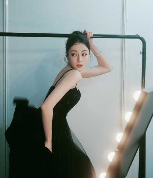 我把你藏进月色，不想被别人发现，可你的影子投下覆满人间