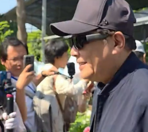 72岁唐国强以盛世隋唐使者身份现身洛阳牡丹文化节
上午逛中国国花园，下午换唐装赴