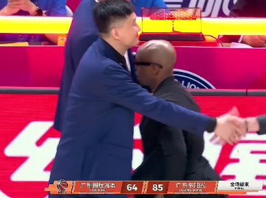 广东队终于找到制约广州队的法子
杜锋放弃小外援，使用两个大外，从护筐和得分方面收