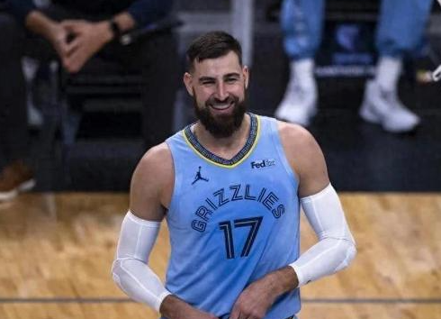 事实证明瓦蓝是能用的，季后赛衔接段用瓦蓝还是琼斯呢？

个人感觉瓦蓝比较好，五小