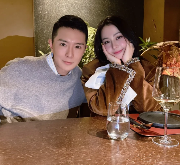 热巴终于出现了
刘冲发合照，两人共进晚餐，喝香槟！热巴面色红润，双手撑脸，少女感