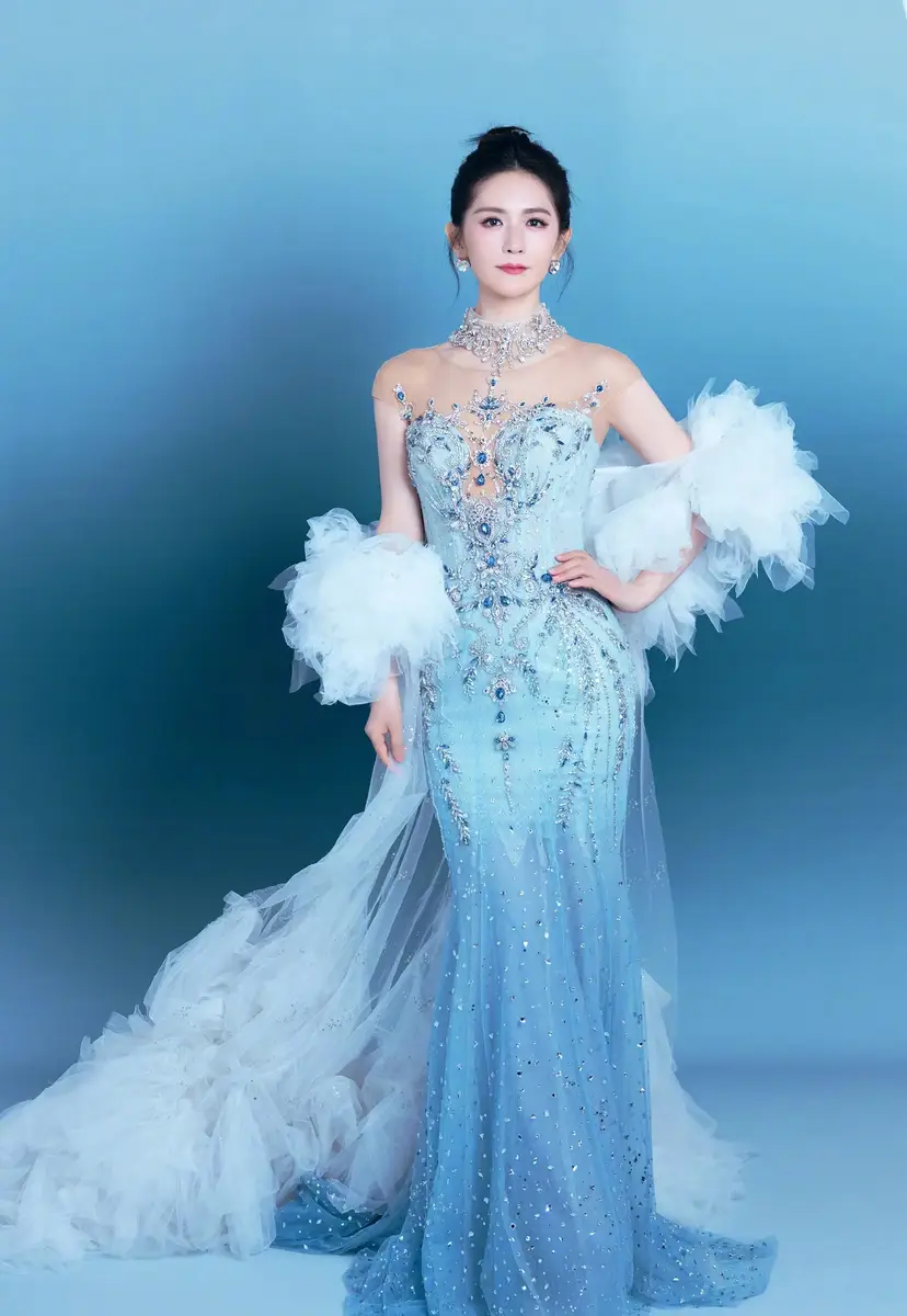 谢娜一袭冰蓝人鱼裙清冷华贵 轻纱漫舞流光溢彩