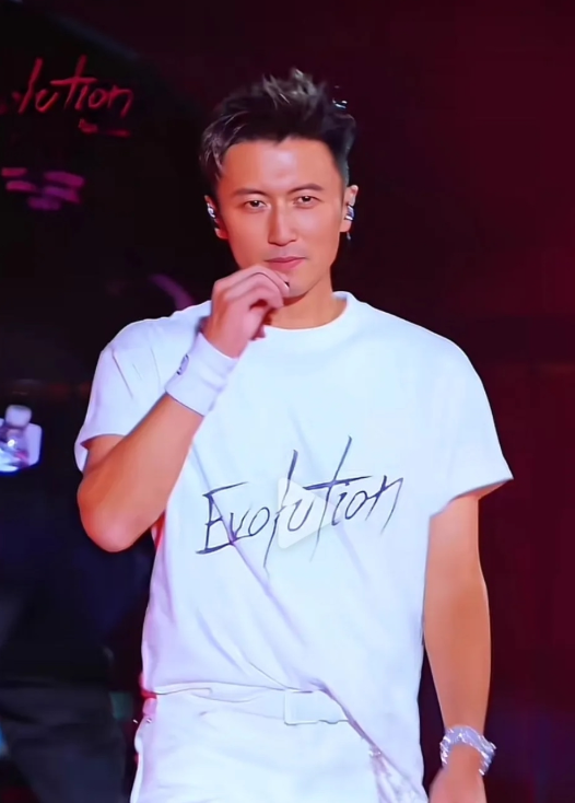 谢霆锋北京演唱会，个人＋经纪公司单场收入3000万左右，谢霆锋至少拿70%。这么