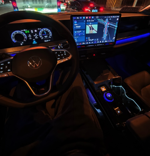 大众揽巡的内饰明显变得更豪华了，一眼就看得出来，屏幕的边框更窄，车内氛围灯变得更