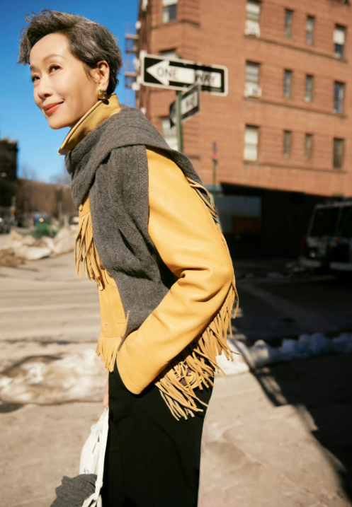 在纽约的街头叶童穿着黄色流苏皮衣
搭配一条灰色围巾看起来美呆了
起风时流苏在风中