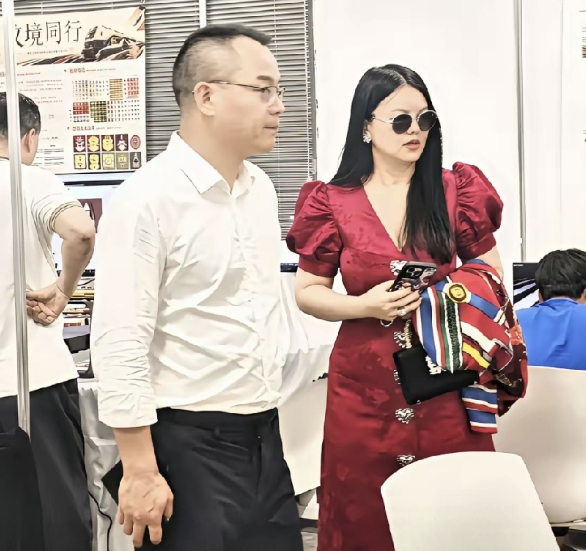 刷到了李湘参加活动的消息
名人之所以能成为名人，就因为他们就喜欢出头露面，不怕闲