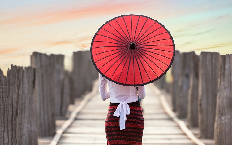 女人有了婚外情，她的生活习惯必然会发生改变，不可能是以前轻松自然的样子。
最常见