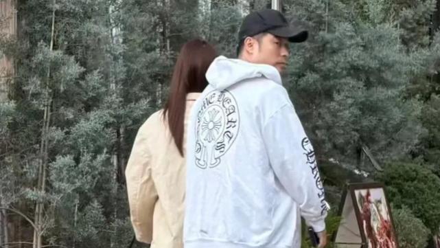 陈赫夫妇上海街头被偶遇，张子萱边走边拍，陈赫紧跟其后偷感很重