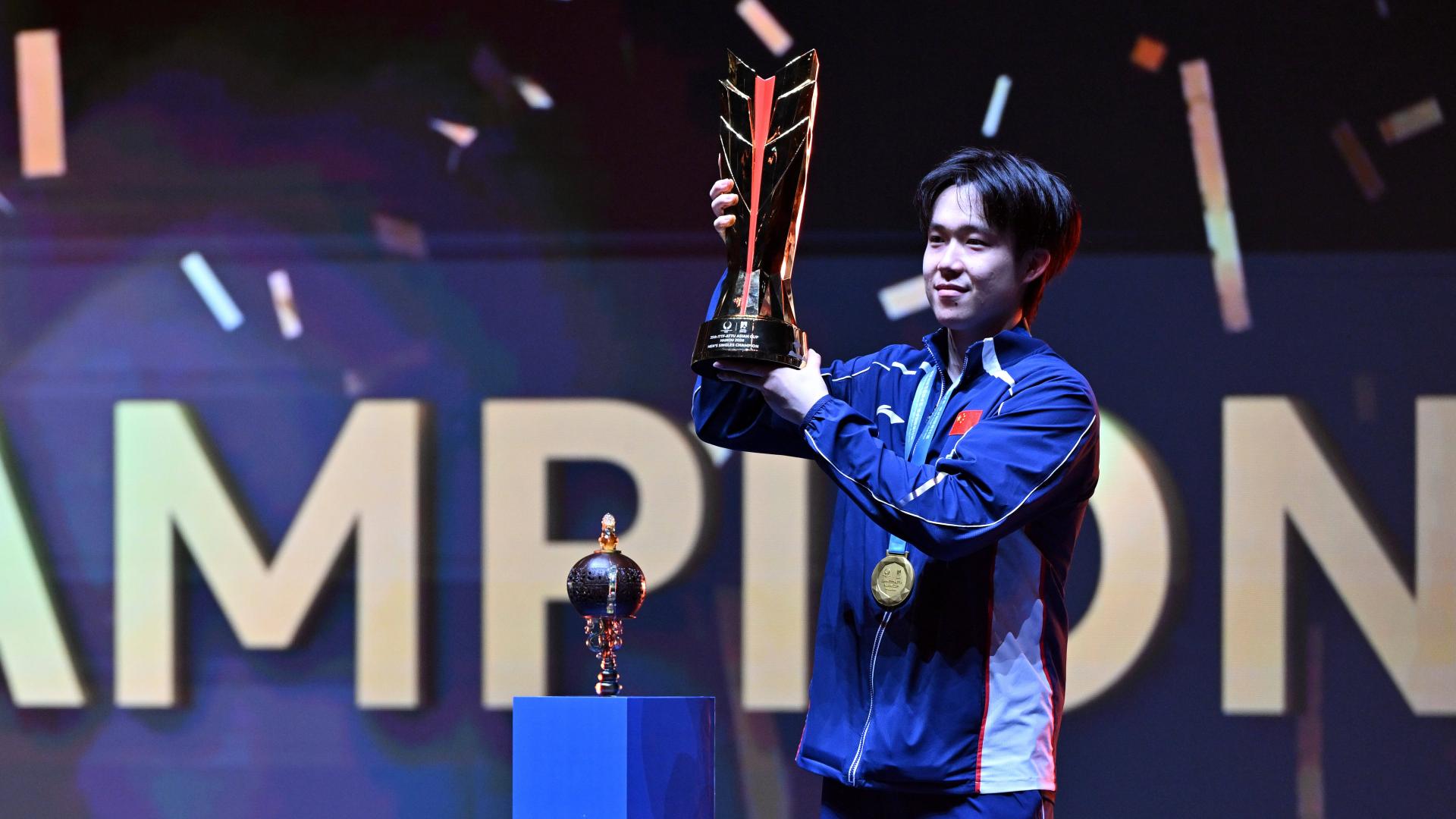 逆转背后是孤独！王楚钦4-2击退张本智和，队友却全部提前掉队