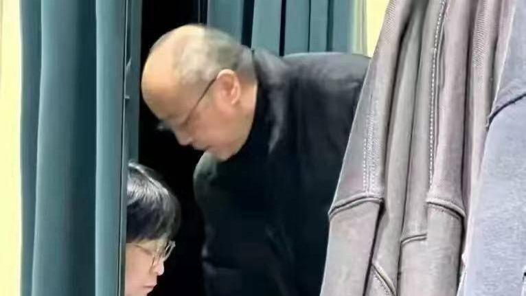 56岁窦唯疑似有了新恋情，被网友试衣间偶遇，身边有中年女性陪伴