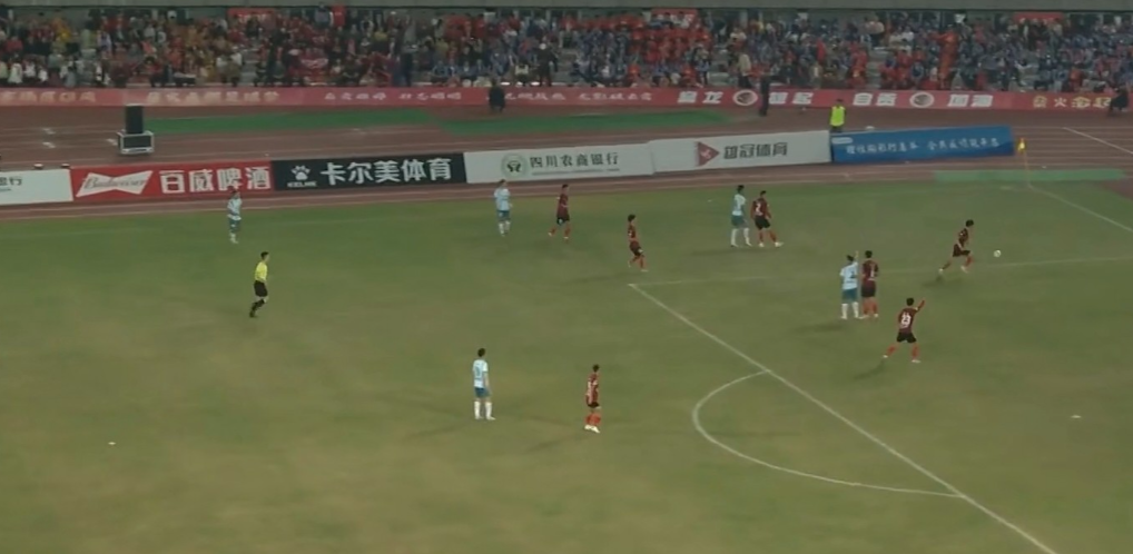 3月28日晚，凉山客场与自贡队比拼，两队都强，充满悬念，惊心动魄。
上半场凉山领