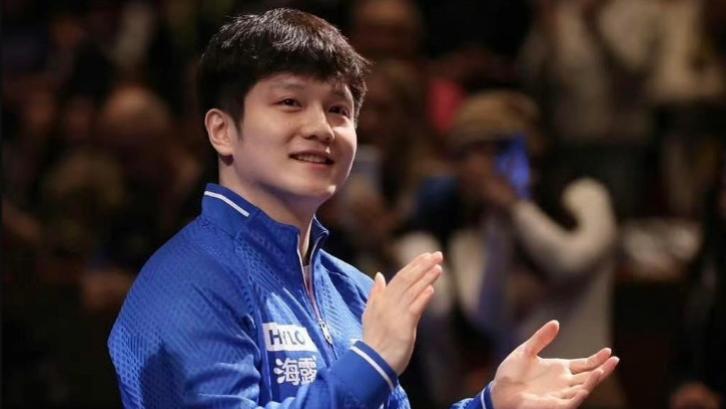 笑喷！樊振东开凯迪拉克回家球迷指挥倒车，咚咚给整不会了打两把才出来