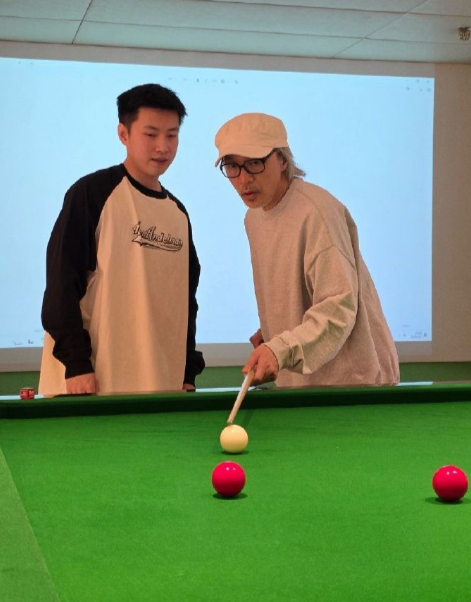 看到赵心童和周星驰一起打台球，梦回《龙的传人》，这部电影是多少人的青春啊 ​​​