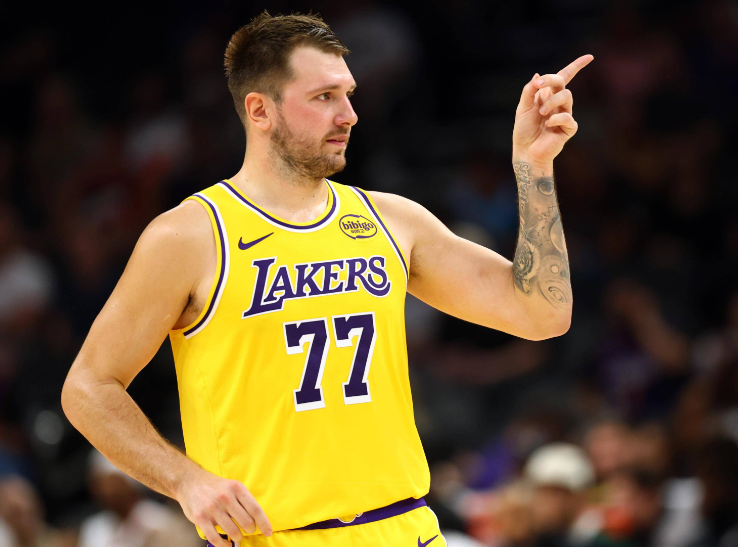 东契奇肯定是想早点复出的，不然也不会去欧洲治疗，估计是回到洛杉矶被管理层跟经纪团