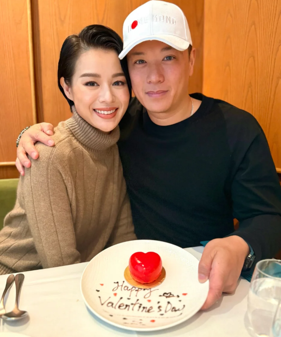 46岁的胡杏儿低头时没有双下巴
转头时没有颈纹，下颌线还那么清晰流畅，眨眼时没有