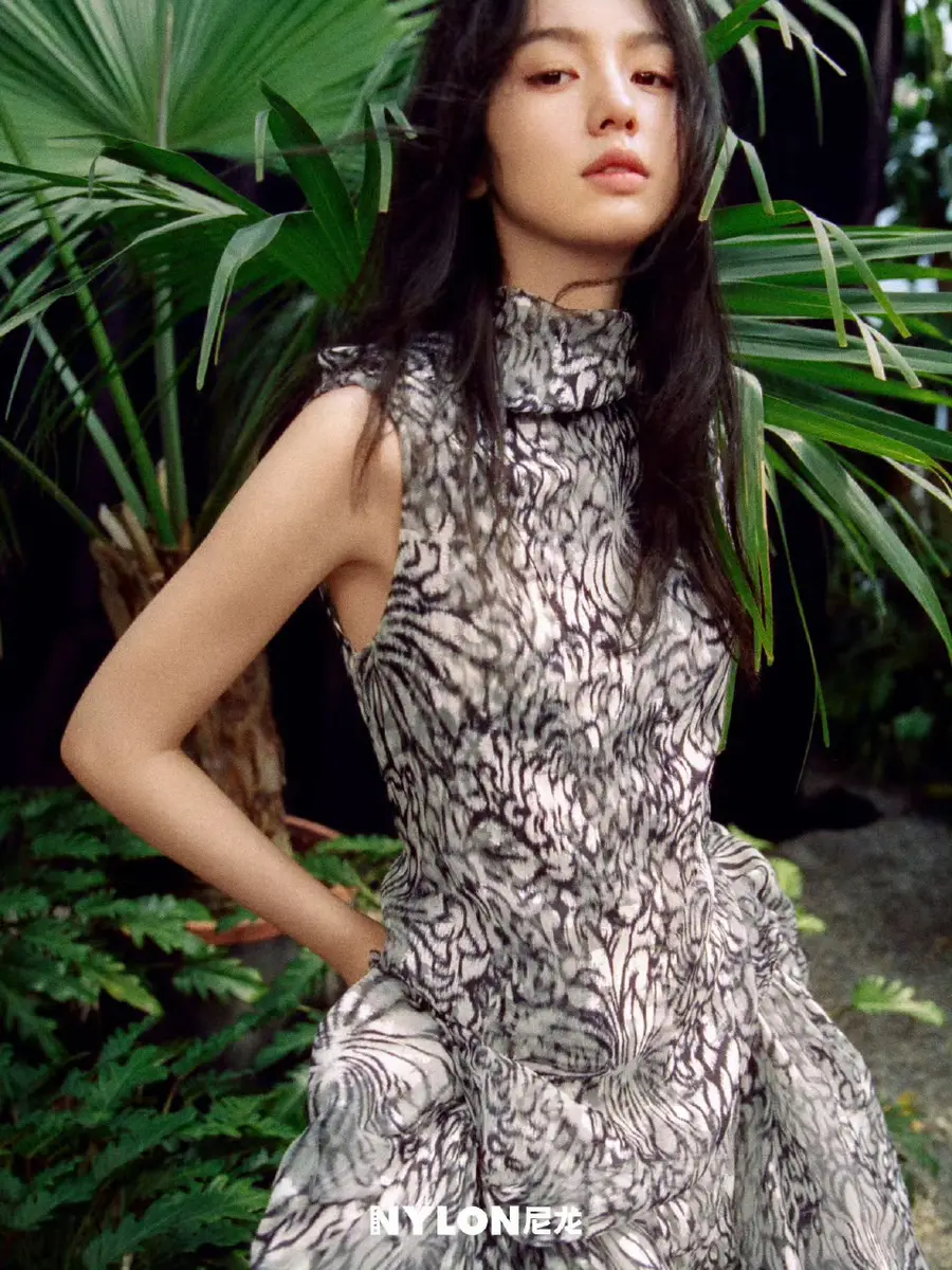 周也穿碎花长裙置身雨林 长发披肩尽显撩人风情