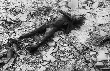 1945 年 8 月 10 日，遭受原子弹袭击后的日本长崎，被高温严重烧灼的尸体