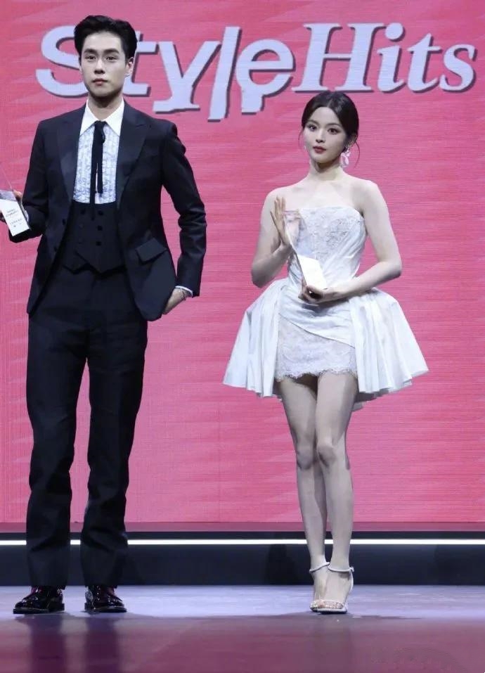 胡一天多高啊，这个身高差好夸张啊。。。 杨超越站旁边好像个漂亮的瓷娃娃，为什么感