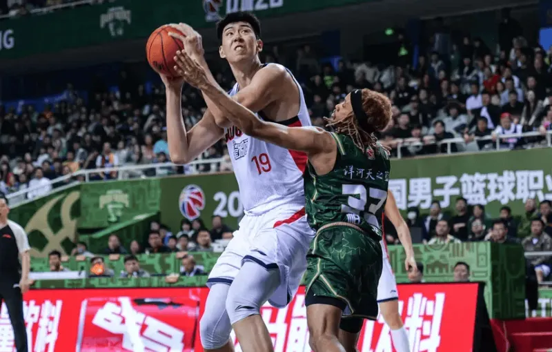 据消息，有多支NBA球队要试训徐昕。

徐昕本赛季场均11.2分，8.1板，0.