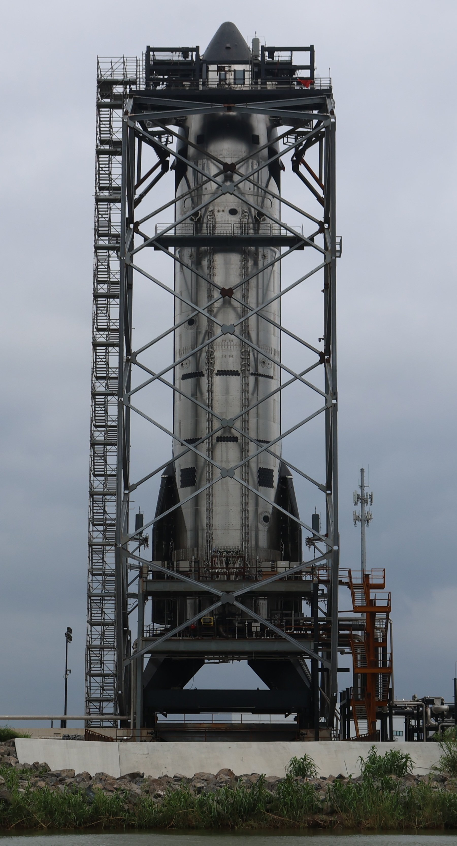 有人认为，xAI并入SpaceXAI标志着SpaceX云服务的正式破局。然而马斯