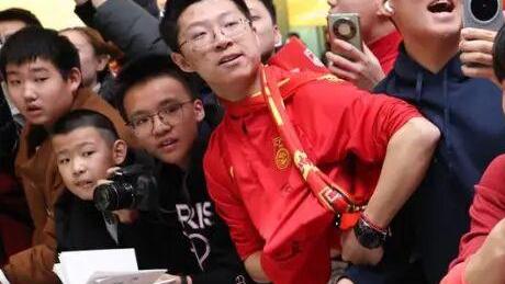 U23国足抵京 多位七旬球迷接机