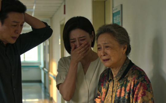 我姐夫查出肺癌晚期后拒绝所有治疗，不碰一粒药不进一次医院，默默安排好后事，温柔守护家人…