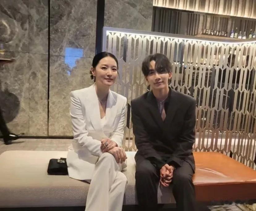 我的妈呀，从来没有一个明星可以50多岁时，还保养的这么好，李英爱真的是所有女明星