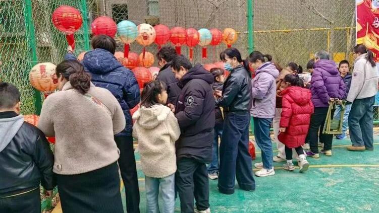 趣味游戏闹元宵  邻里同乐庆佳节