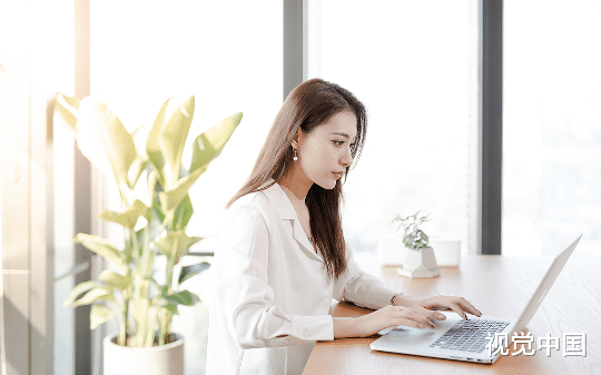 闺蜜跟我进公司实习，霸凌我拿我当枪使，却不知公司是我妈开的！