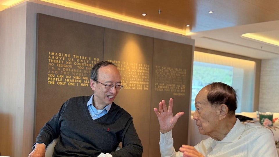 97岁李嘉诚现身辟谣病重传闻，和医生吃火锅畅谈，眉飞色舞状态佳