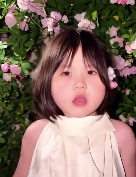 我记得很深刻的是之前有个视频。小孩玩水洗澡冷的发抖，她妈妈只是在拍视频，也不说给