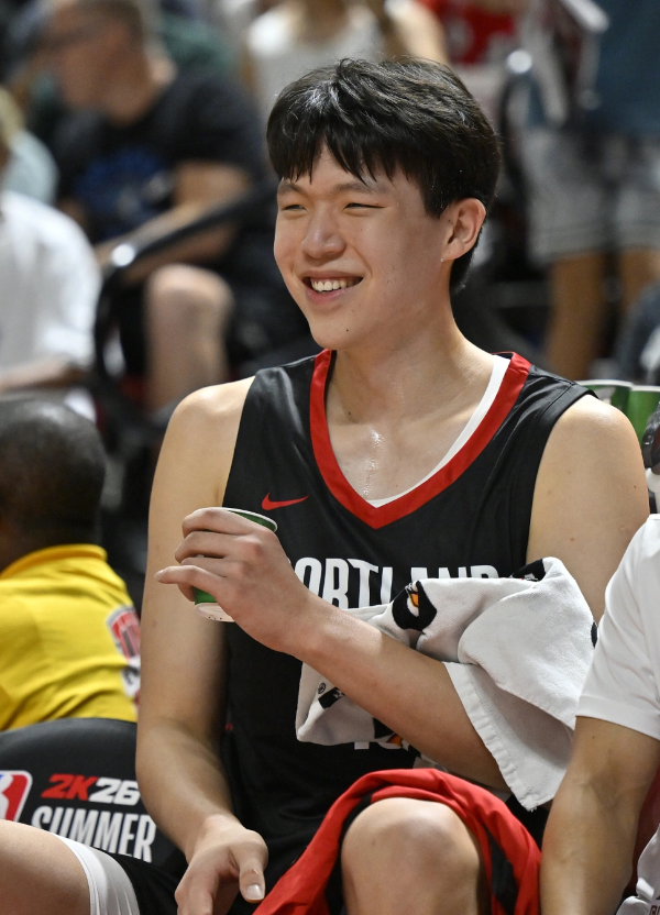 4分钟狂砍5分1板！杨瀚森暴扣2+1，效率拉满！

今天开拓者对阵步行者，杨瀚森