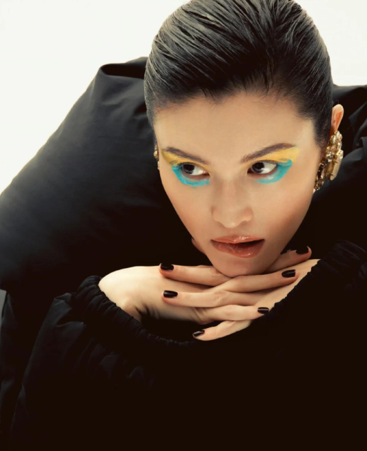 超模何穗嫁的好不好，成就高不高，生孩子当妈妈它都是辛苦的。

何穗刚刚出月子就动