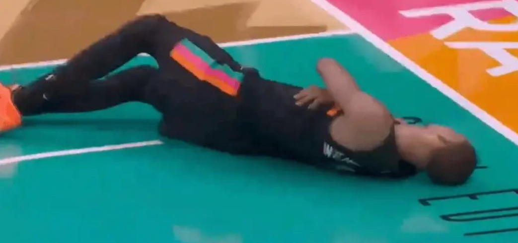 完了！文班亚马伤了

首轮G1马刺目前100-83领先开拓者。第四节一次进攻中，