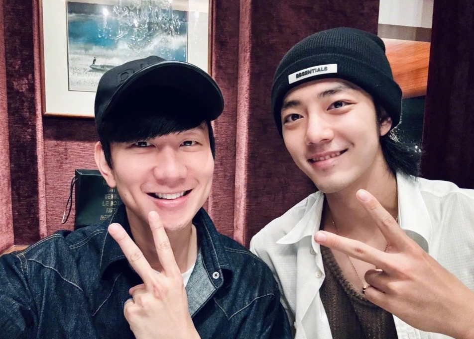 有人说看到林俊杰和肖战的合影差点认不出来，其实我第一眼也是这个感觉。一是因为属实