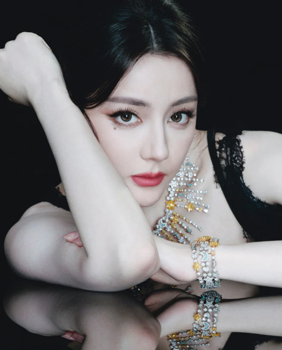 迪丽热巴出道这么多年
从配角到顶流，一部部扛剧的作品，一个个深入人心的角色，早就