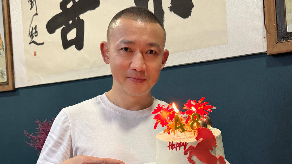 48岁聂远生日晒全家福！二胎女儿出镜更像妈妈，一家四口颜值好高